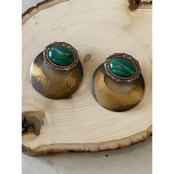 UNIQUE FAUX MALACHITE AND BRASS-TONE VINTAGE CLIP ON EARRINGS - Picture 8 of 9